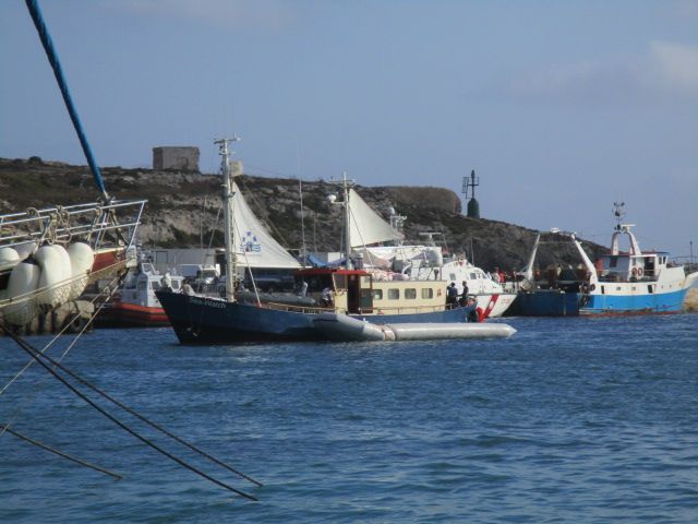 Die Sea Watch 1 bringt nach ihrer ersten Fahrt ein Schlauchboot in den Hafen von Lampedusa.