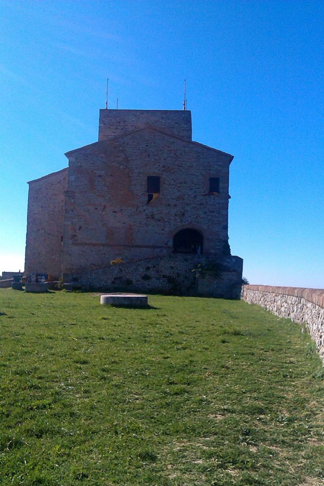 Der Burginnenhof mit seiner grünen wiese. Im Hintergrund das Haupthaus der Burg. Es ist aus Grauenstein gebaut, der mit roten Ziegeln durchsetzt ist.