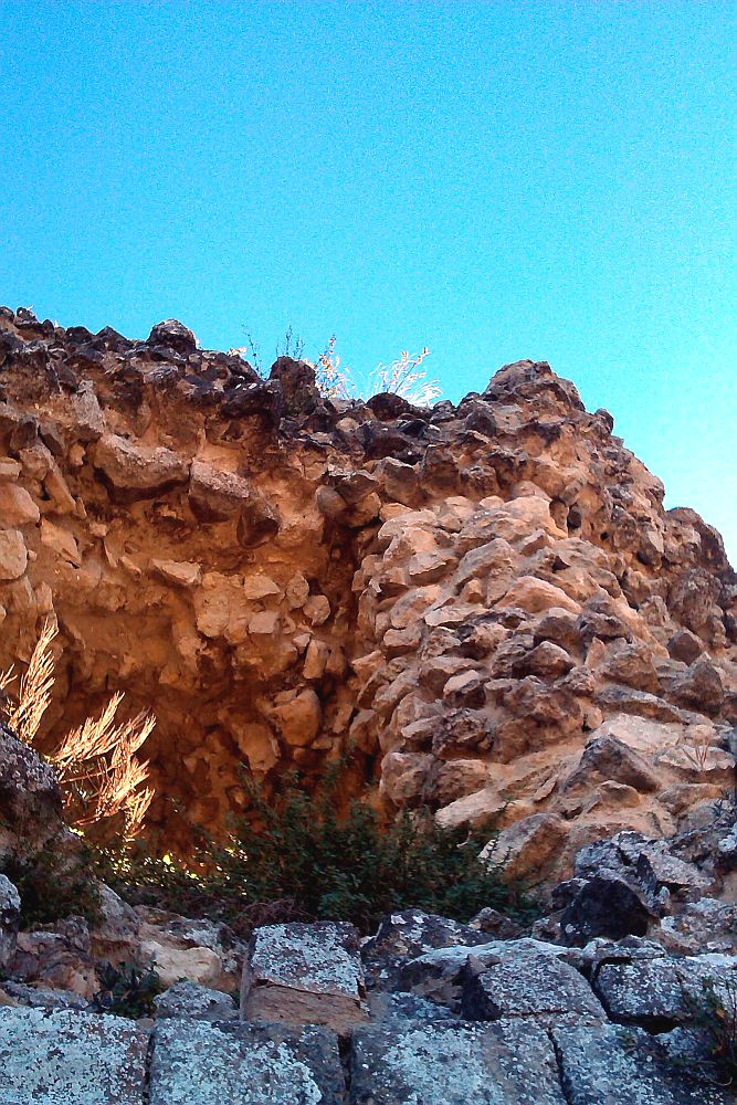 Schaden an dem Kaputten Burgturm der Rocca Del Sasso.