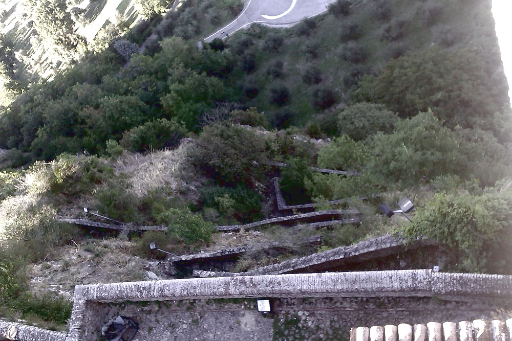 Der Steile Burgaufgang von Oben. Steil schlängelt sich die Treppe hoch, es scheint wirklich gefährlich zu sein diese Treppen zu gehen.