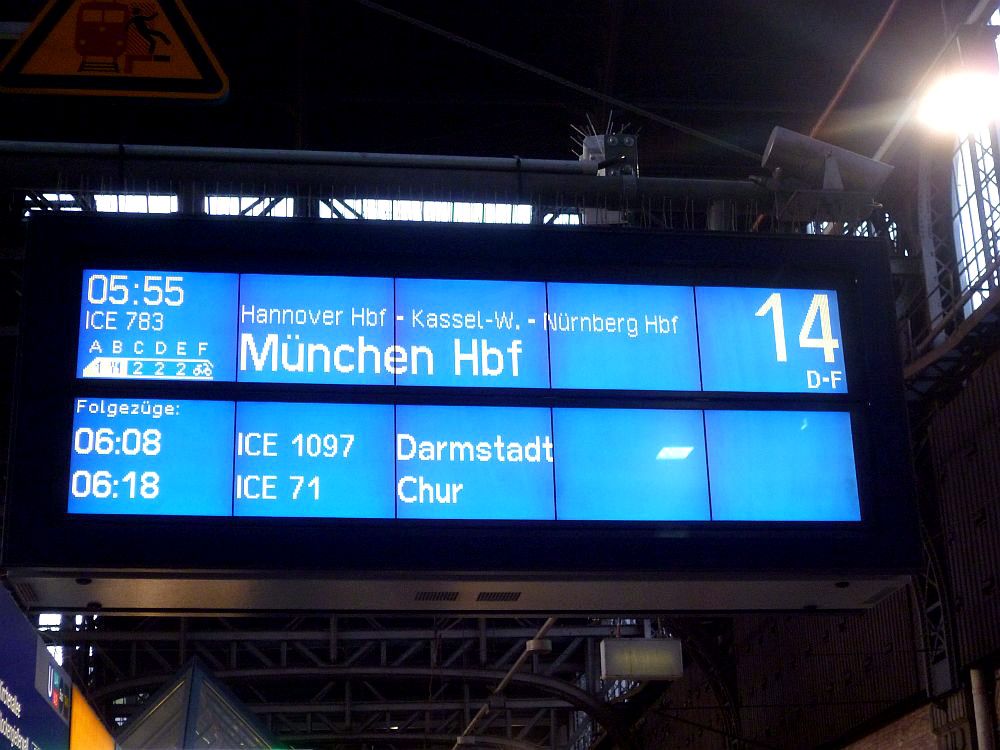 Ein Schild vom Hamburger Hauptbahnhofes, das anzeigt, als Nächstes kommt der Zug nach München.