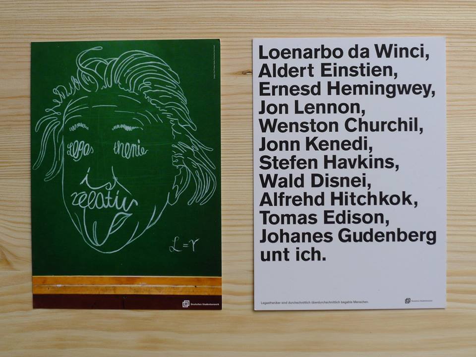 Eine Postkarte mit einem gezeichneten Albert Einstein, und eine Postkarte auf der Namen von Prominenten mit Legasthenie geschrieben stehen, und alle Namen sind falsch geschrieben.