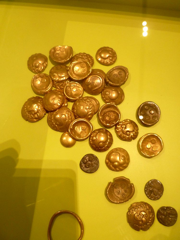 Zwei Dutzend Goldmünzen. Sie sind alle wie kleine Schüsseln gebogen.
