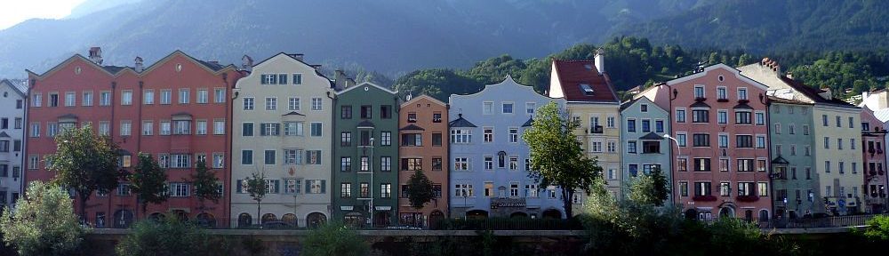 Viele bunte Häuser direkt am Inn.