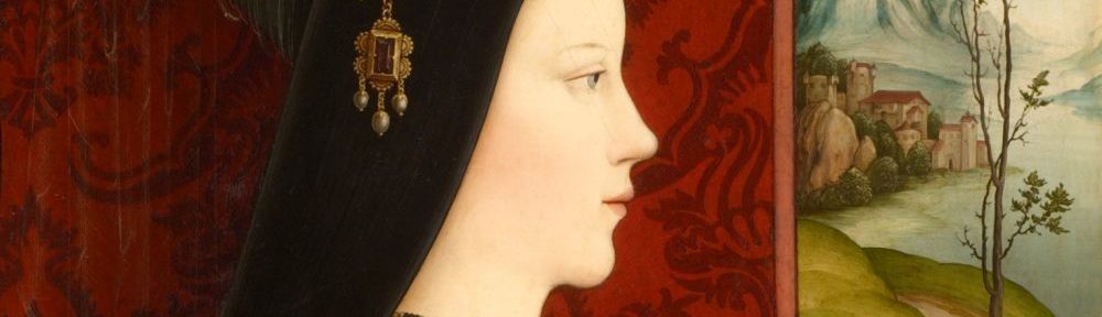 Eine Frau an einem Fenster im Profil. Im Hintergrund der Inn. Im Vordergrund, Die Frau. Helle Haut, Stupsnase, goldenes Collier, schwarze Haube mit grauem Zipfel, daran eine goldene Brosche mit rotem Stein befestigt.