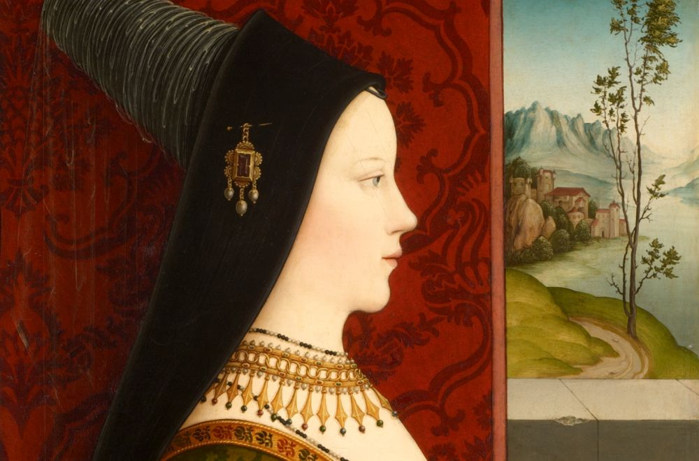 Eine Frau an einem Fenster im Profil. Im Hintergrund der Inn. Im Vordergrund, Die Frau. Helle Haut, Stupsnase, goldenes Collier, schwarze Haube mit grauem Zipfel, daran eine goldene Brosche mit rotem Stein befestigt.