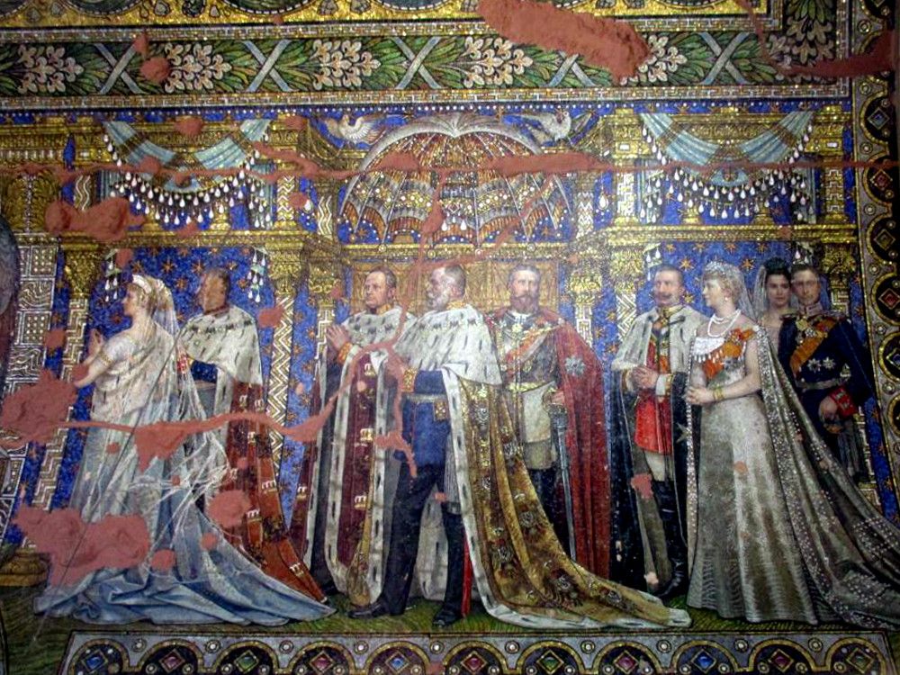 Mosaik von einer feierlich königlichen Prozession.