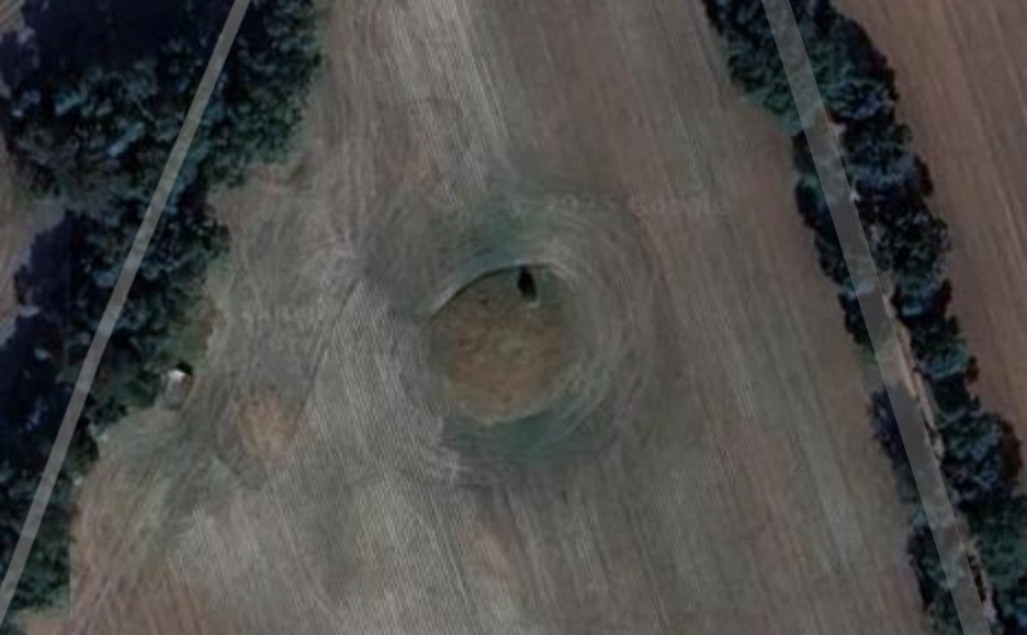 Satellitenbild eines Ackers in der Mitte ein runder Nupsi.