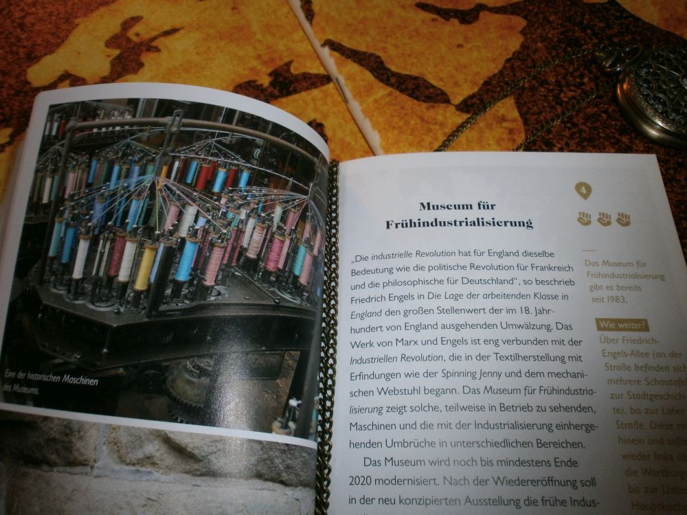 Das Buch ist auf einer Seite aufgeschlagen, die sagt "Museum für Frühindustrialisierung"