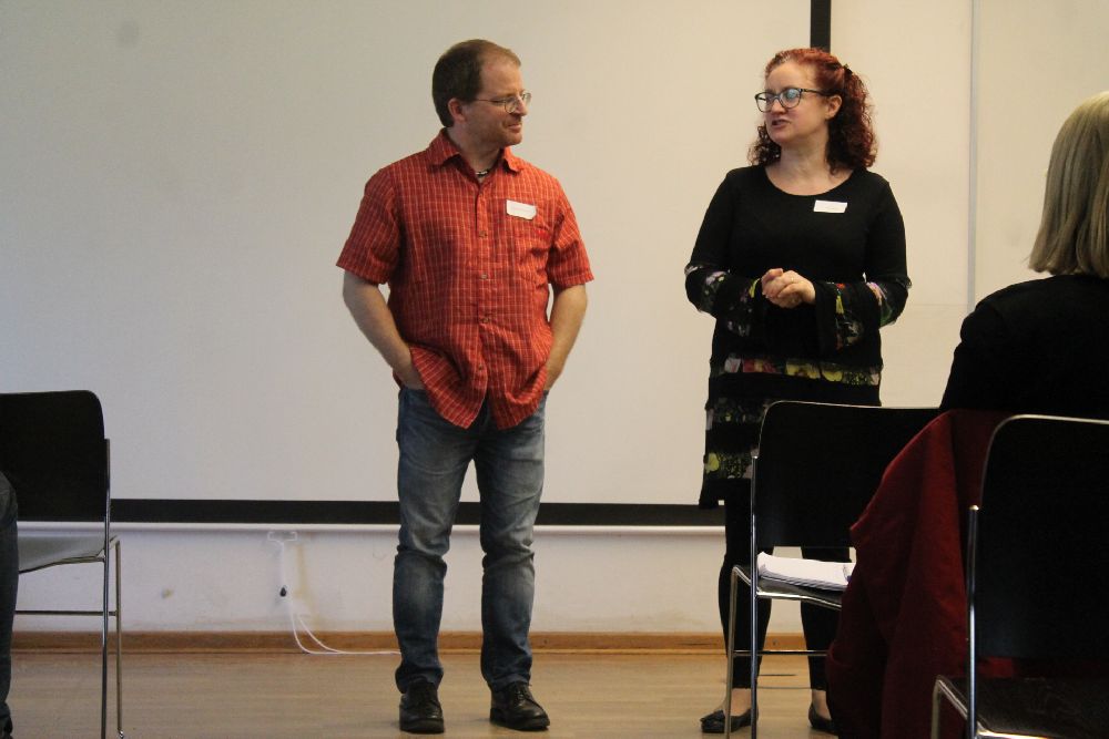 Sacha Piffko und Patricia Arlt stehen beieinander und tragen etwas vor.