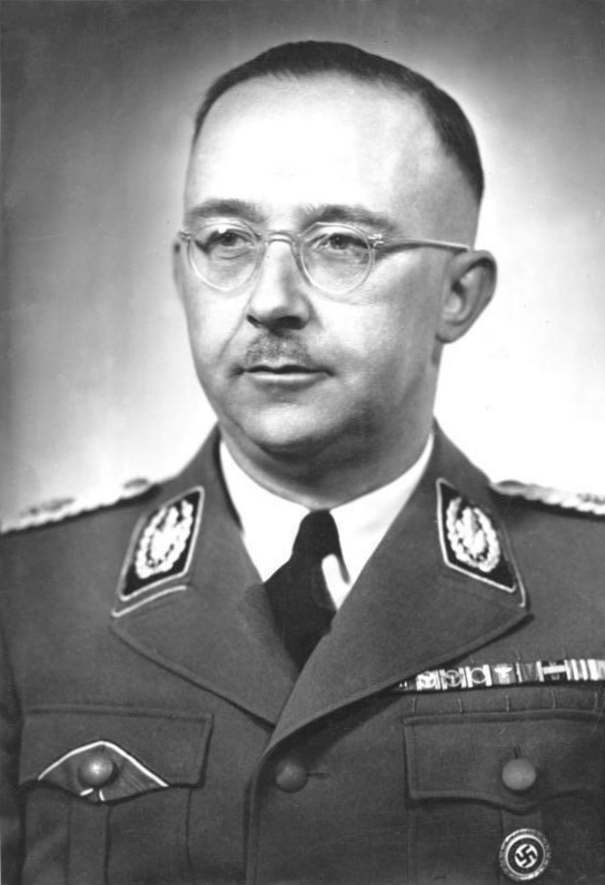 Ein schwarzweißfoto von Heinerich Himmelr. Er rägt eine Brille und eine Uniform. Sein dünns Haar ist straff nach hinten gekämmt.