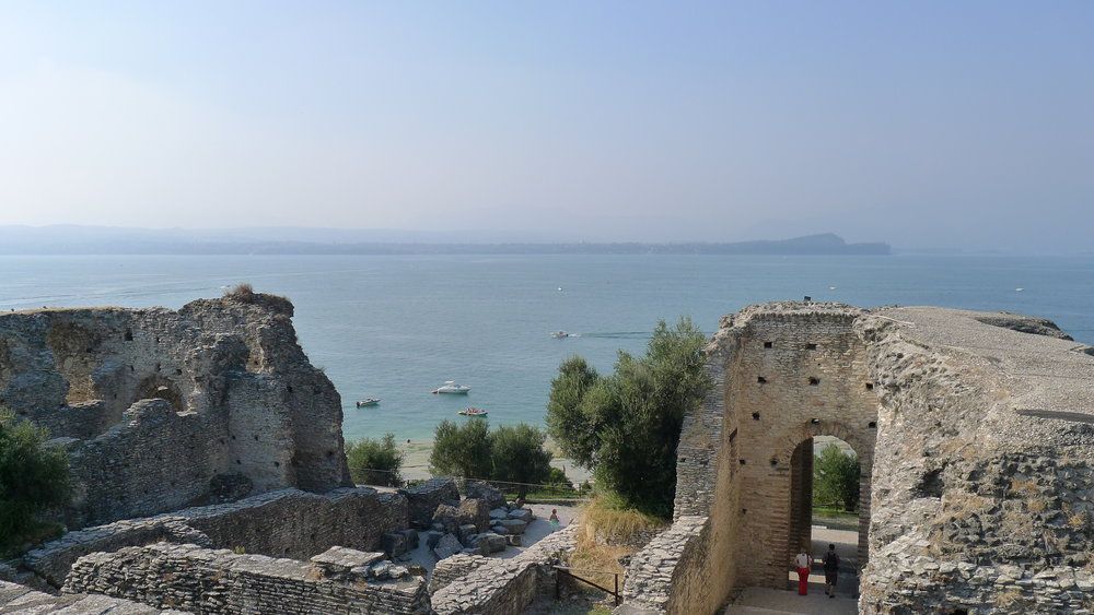 Der Ausblick von der höchsten Stelle der Grotten des Catull auf den Gardasee hinaus. Im Vordergrund sind einig Teil der Ruine dieser römischen Villa zu sehen.
