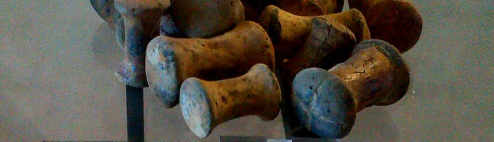 Ein Häufchen Keramikgarnrollen. Sie stammen aus einem Grab,