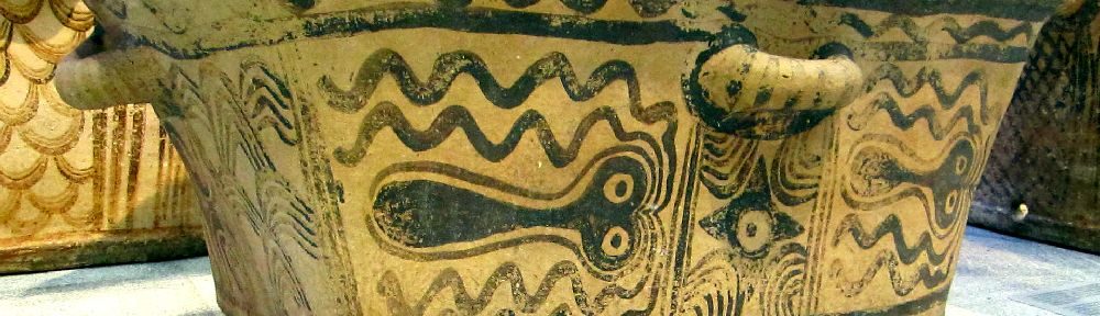 Ein Larnax, also ein Betattungsgefäß aus dr minoischen Bronzezeit mit einer Stilisierten Ocotpusbemalung. Zwei Oktopusse sid zu sehen, die mit jeweils ur 4 Armen gezeigt werden.