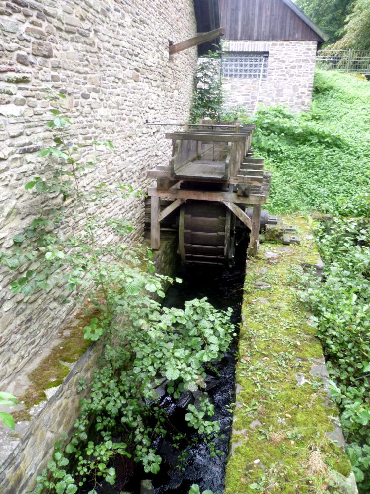 Das Rad einer Wassermühle. Ein Holzkonstruckt in einem Kanal.