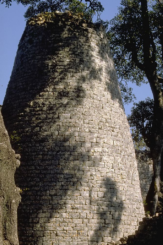 Ein Koischer rundturm aus grauen Stein gemnauert