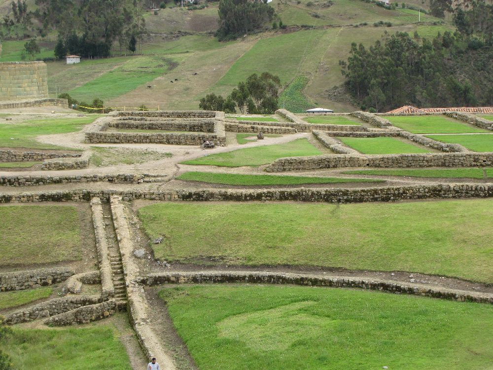 in Foto von witem von den Grundmaurn von Ingapirca. Deutlich zu sehen, die Architektur ist sehr unterschiedlich. Teins Schachbrettartige Grundmauern, nben Halbrunden dreiigkn und Ovalen.