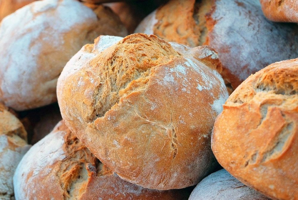 Einige Laib Brot in einem Haufen.