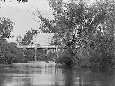 Die Murray River Brücke. Eine Brücke über eine Großen Fluss.