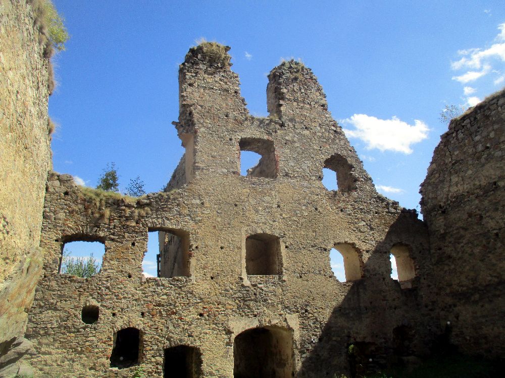 Blick vom innenhof auf ehemalige Priovaträume. Diese sind noch bis zu teil 4 Stockwerken in Form einer Aussenmauer vorhanden.