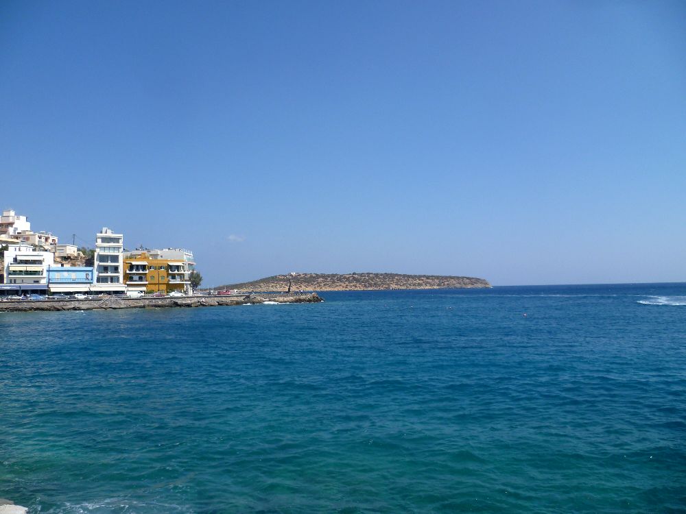 Die Insel Spinlaonge zieht sich wie eine Okerfarbene Insel in das Blaue Mittelmeer.