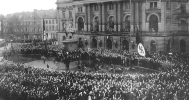 Großer Aufmarsch von 1933 vor dem Rathhaus Altona. Eine große Menschenmenge mit Hakenkreuzflaggen.