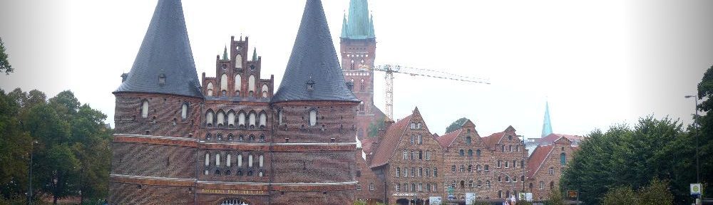 Das Holstentor von weitem.