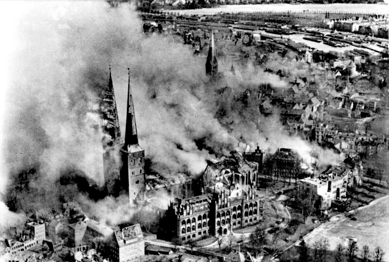 Foto von Flugzeug aus Geschossen. Ganz Lübeck scheint zu brennen.