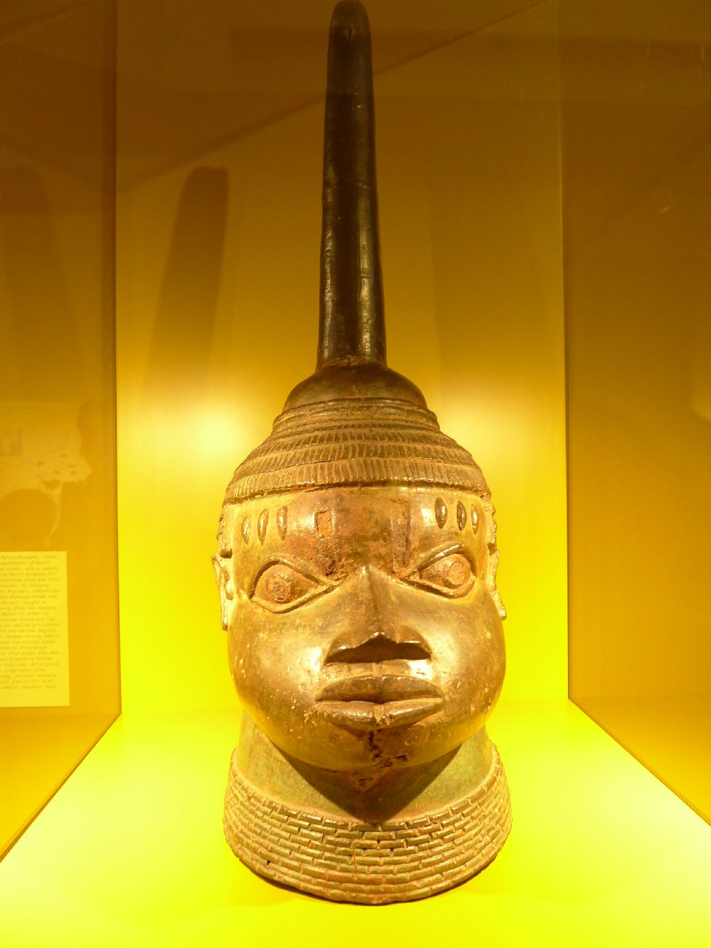 Ein EGdankkopf aus Bronze Mit einem Langgezogenen Hut.