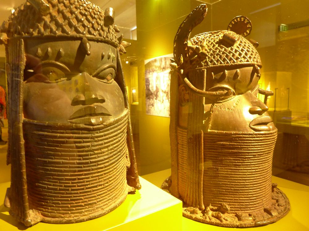 Zwei besonders schmuckvolle Bronzeköpfe, die zu den Beninbronzen gehören.