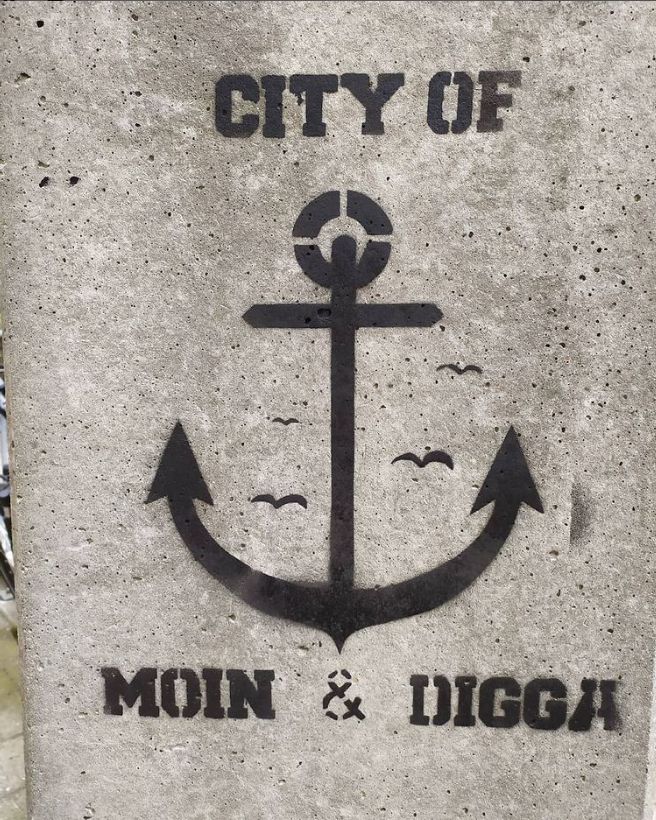 City of Moin Digga steht um das Motiv eines Ankers herumgeschrieben.