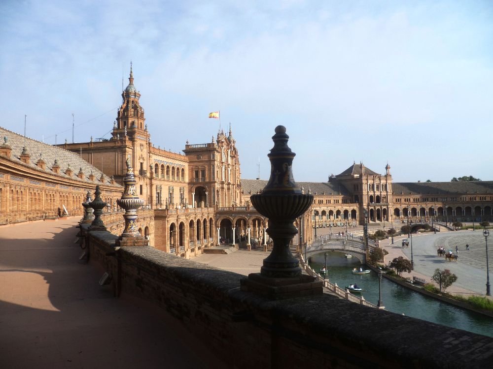 Die Plaza Espanga sich vom Balkon auf den Platz. Im Hintergrund fließt der Kanal friedlich durch die Brücken.