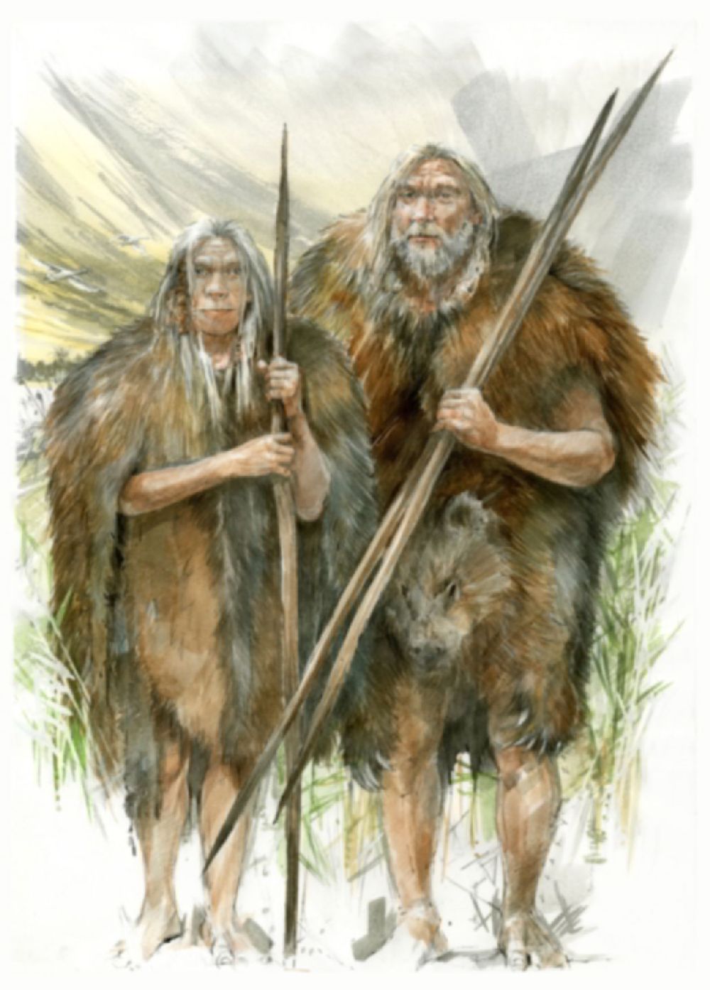 Ein Homo heidelbergensis paar, steht Arm in Arm da. Beide halten einen Speer locker in der Hand.
