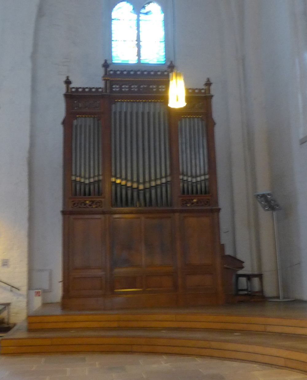 Eine Cavallié-Coll-Orgel unter zwei Kirchenfenstern.