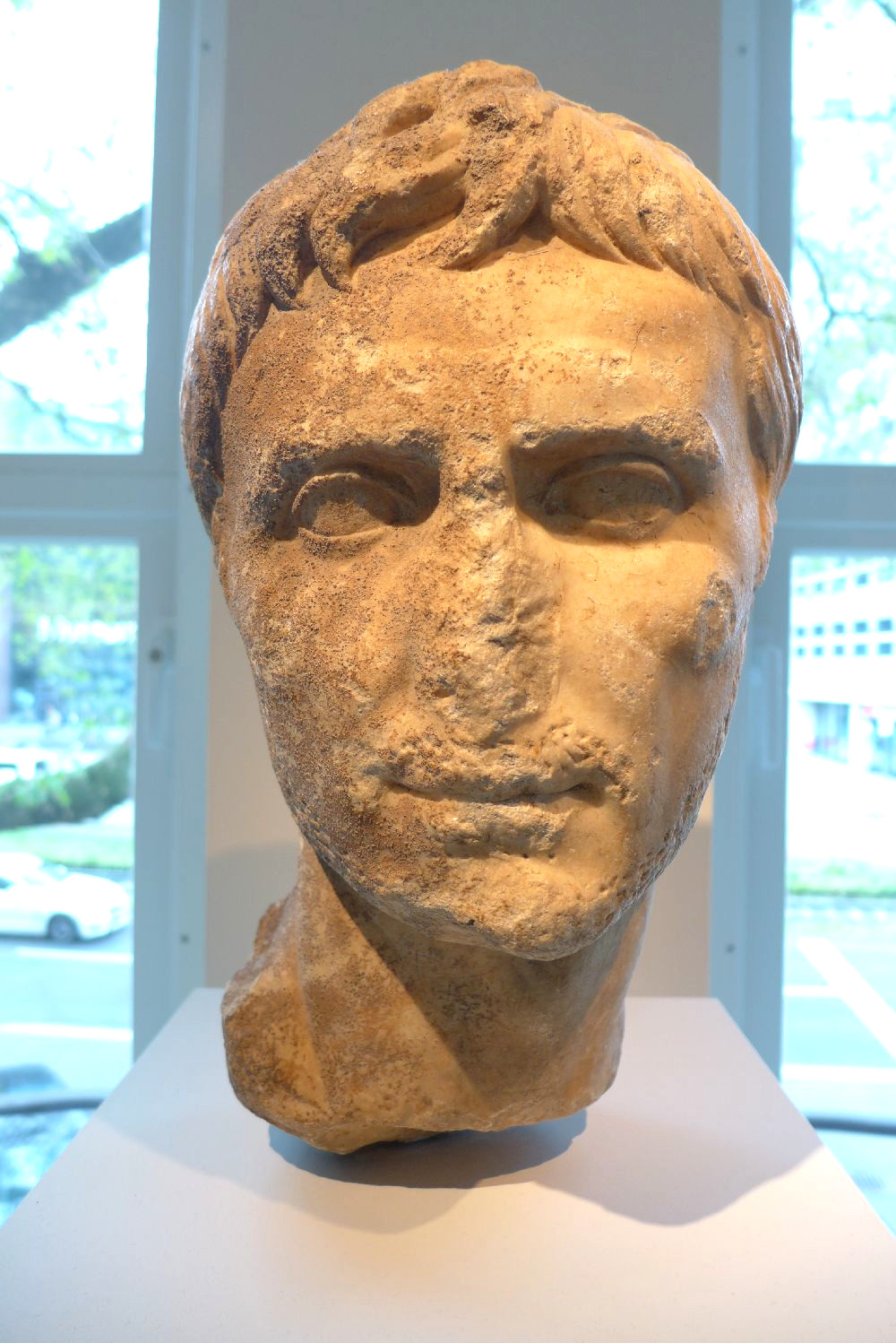 Der Kopf von Kaiser Tiberius als Sandsteinfigur.