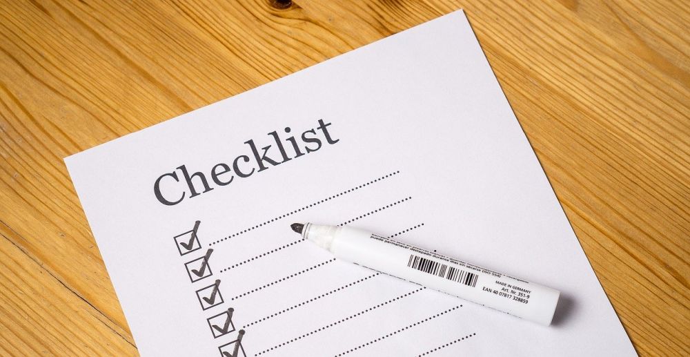 Eine Checkliste, noch nicht ausgefüllt. Und ein Stift.