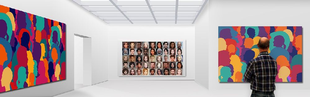 Eine Kunstausstellung, zu sehen sind drei Bilder. Zwei mit vielen gemalten bunten Menschen. Und ein Bild mit Fotos von ganz verschiedenen Menschen.