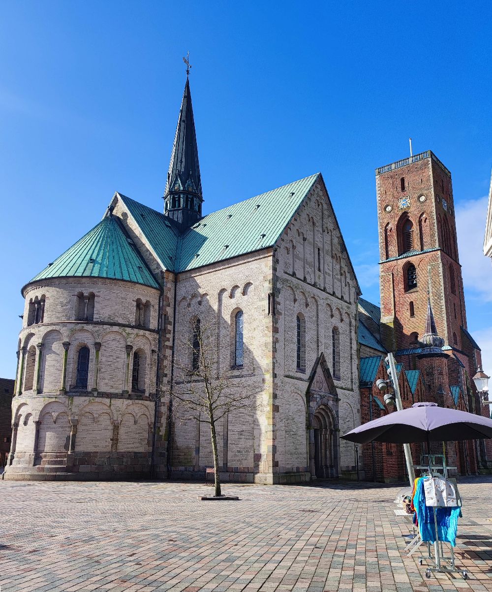 Der Dom - man sieht den Chor aus blaugrauem Stein, und weiter hinten Backsteinbauteile.