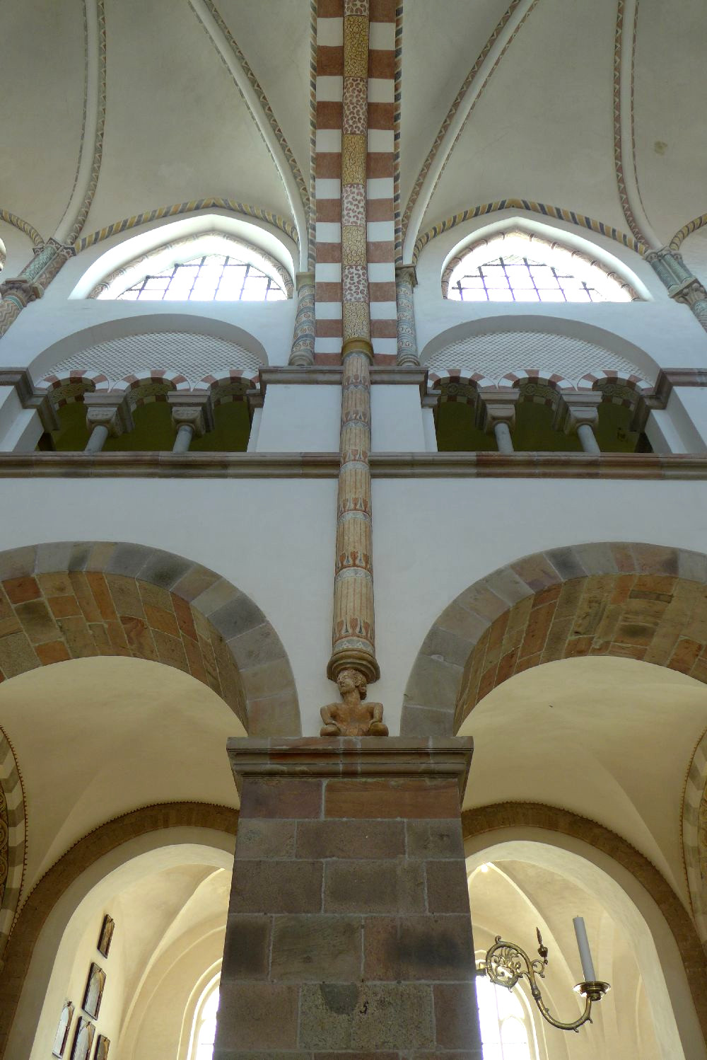 Blick auf das Mittelschiff. Erdgeschoss: Romanische Bögen: erster Stock: Umlaufender gotischer Gang mit romanischen Bögen. Darüber gotische Spitzbögenfenster.