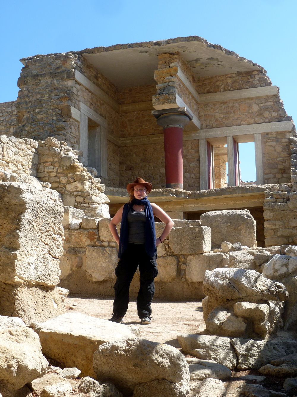 Miss Jones mit Indiana Jones Hut vor den Ruinen von Knossos