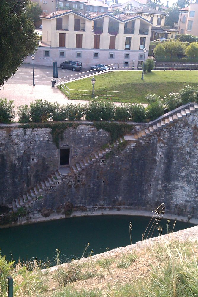 Zugang zum Wassergraben der Festung