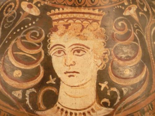 Malerei auf einer Grabvase aus Apulien. Die Amphora datiert 330 v. Chr.