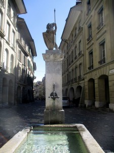Brunnenfigur Löwe mit Schild