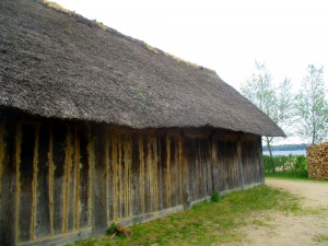 Eine Rekonstruktion in Haithabu zeigt ein Holzhaus.