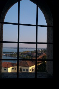 Fensterblick auf die Burgrückseite