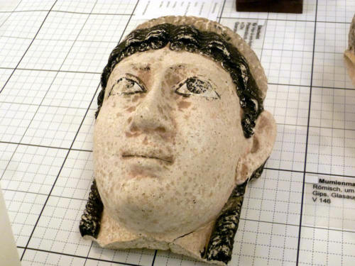  Römische Mumienmaske einer Frau, datiert c,a. 50 n. Chr.. Es handelt sich um bemalten Stuck.