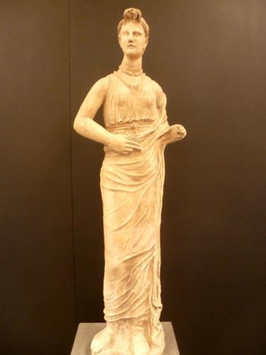 Mädchen aus Etrurien, hergestellt c.a. 250 v. Chr.. Das Mädchen trägt eine Strinknotenfristur. Die Figur ist freihändig modelliert und überlebensgroß. Das ist eine sehr seltene Darstellungsart der Etrusker.