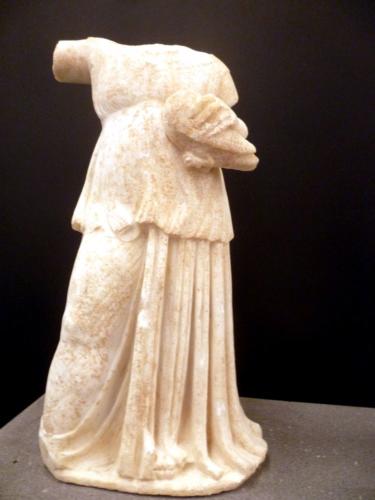 Eine Figur der Darstellung von vier Mädchen. Die Skulptur stammt aus Lissos auf Kreta aus dem Asklepiosheiligtum. Die Skulptur datiert in das 3.-1. Jahrhundert v. Chr. und ist Hellenistisch. Das Mädchen hält einen Vogel in der Hand.